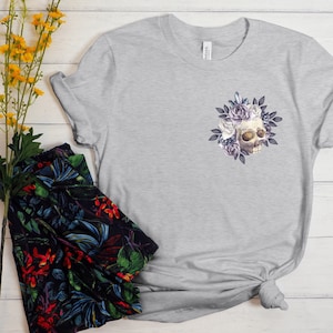 Floral Skull Shirt / Blumenkrone Skelett Shirt / Niedliches gruseliges Halloween Skull Unisex Jersey Kurzarm T-Shirt