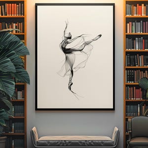 Könnte beinhalten: Ein gerahmtes Kunstwerk mit einer Schwarz-Weiß-Illustration einer Ballerina in Bewegung. Die Tänzerin wird mit fließenden Linien dargestellt, die ein Gefühl von Bewegung und Anmut erzeugen. Das Kunstwerk wird in einem Raum mit Bücherregalen und einer Bank ausgestellt.