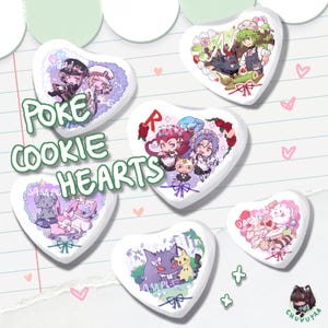Könnte beinhalten: Eine Sammlung herzförmiger weißer Kekse mit farbenfrohen Illustrationen im Anime-Stil. Die Kekse zeigen verschiedene Charaktere und Designs, darunter florale Akzente und Schleifen. Der Text "POKE COOKIE HEARTS" ist grün dargestellt.