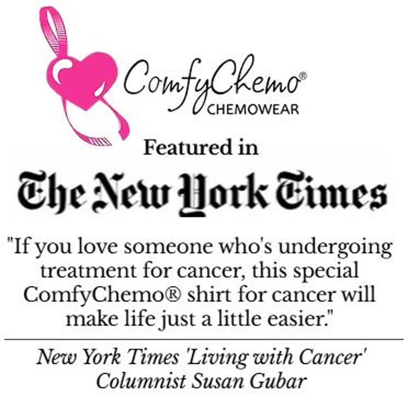 Pu&ograve; includere: L'immagine presenta il logo ComfyChemo con un cuore e un nastro rosa, e il testo "Featured in The New York Times". Una citazione del New York Times suggerisce che la maglietta render&agrave; la vita pi&ugrave; facile per chi &egrave; in cura per il cancro.