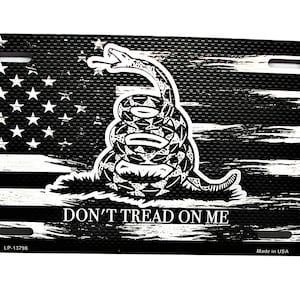Don&#39;t Tread On Me Amerikanische taktische Flagge Gadsden Flagge Metallauto NEUheit Kennzeichen Auto-Tag. CARBON LOOK