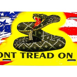Ne marchez pas sur moi Drapeau américain Drapeau de Gadsden Plaque d&#39;immatriculation de nouveauté en métal pour voiture Étiquette automatique. SERPENT À SON SONORE