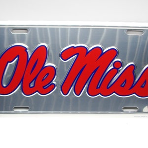 Placa de matrícula de metal con relieve 3D de la Universidad de Mississippi con licencia oficial de OLE MISS Rebels