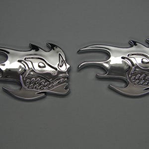 2 SKULLS 3D Abs Plastic Chrome Silver Finish Emblem Sticker Decal For Cars And Bikes