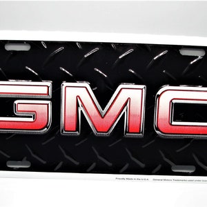 公式ライセンスのGm GMCエンブレム3Dエンボス加工メタルカーノベルティナンバープレートオートタグ