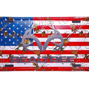 ライセンス取得済み REALTREE ハンティング アウトドア 迷彩ロゴ アメリカ国旗 3D エンボス加工 メタルカー ノベルティ ナンバープレート オートタグ