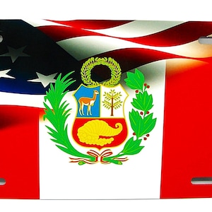 Placa metálica para auto con la bandera peruana y la bandera estadounidense. Placa para auto con la bandera peruana y la bandera estadounidense.