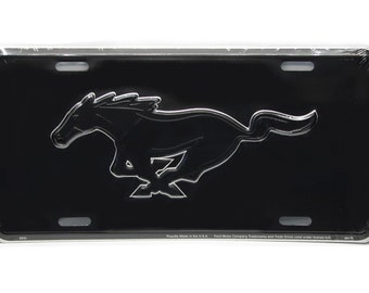 Emblema MUSTANG de Ford Motor Company con licencia oficial con fondo negro, placa de matrícula de metal con relieve 3D para automóvil, etiqueta para automóvil