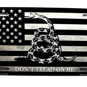 Não pise em mim Bandeira tática americana Bandeira de Gadsden Placa de carro de metal Novidade Auto tag. VISUAL ESCOVADO