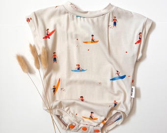 Mysig t-shirt-sparkdräkt – Surfers (nyfödd) - Sommar-bubbla-t-shirt-sparkdräkt för baby eller småbarn, handgjord t-shirt med överdimensionerat surfbrädetryck