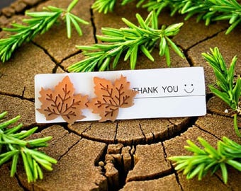 Orecchini a bottone con foglie autunnali, gioielli in argilla polimerica marrone, regalo autunnale per lei, accessorio boho accogliente, orecchini leggeri