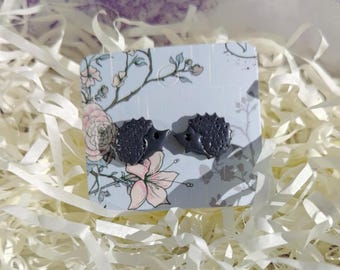 Orecchini a bottone fatti a mano a forma di riccio grigio: gioielli Cottagecore in argilla polimerica