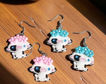 Orecchini a forma di mucca kawaii: gioielli fatti a mano in argilla polimerica con corona di fiori