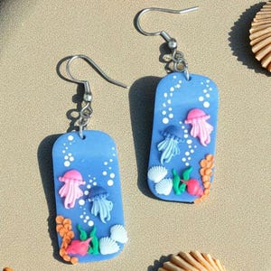 Handgemachte Ozean-Ohrringe aus Polymer Clay – Niedliche Quallen und Muscheln – Unter dem Meer Schmuck – Strand Thema Geschenk – Küstensommerstil