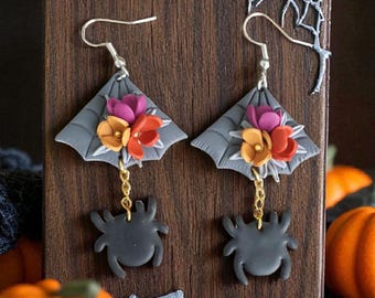 Orecchini a forma di ragnatela di Halloween: fiori e ragno in pasta polimerica