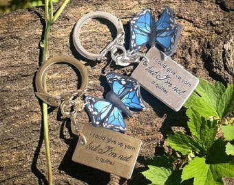 Portachiavi a forma di farfalla che si illumina al buio, ciondolo in argilla polimerica blu, portachiavi in argento o oro, regalo per lei, accessorio boho naturale, pezzo unico fatto a mano