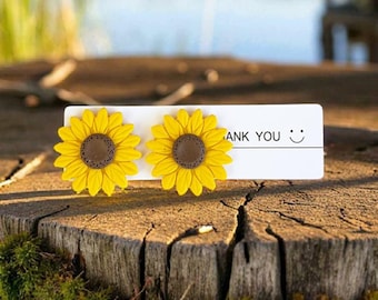 Orecchini a bottone a forma di girasole, gioielli in argilla polimerica gialla, regalo ispirato alla natura per lei, accessorio estivo boho, orecchini floreali fatti a mano