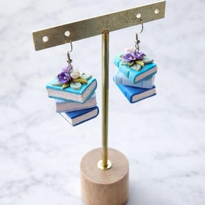Peut inclure: Panneau en bois rustique avec l'inscription "Welcome to our home" en lettres blanches. Le panneau présente une finition vieillie et un design simple et accueillant, idéal pour la décoration d'entrée.