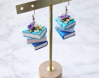 Orecchini a forma di libro blu, mini orecchini a pila di libri, gioielli floreali a forma di libro, regalo per lettori, regalo per insegnanti, orecchini in argilla polimerica fatti a mano