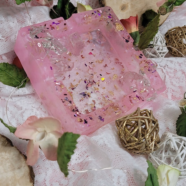 Aschenbecher in hellen Rosa mit schönen Steinen als Dekoration. Schöne Geschenkidee aus Resin. Handarbeit aus Kunstharz in rosa und glitzer