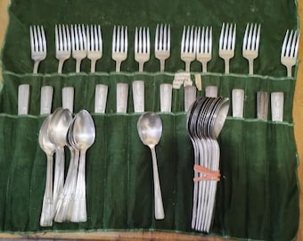 Zestaw sztućców Vintage W.M. Rogers z pokrowcem z tkaniny