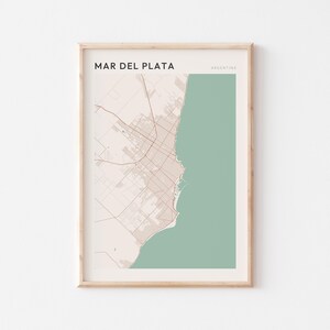 以下が含まれることがあります： アルゼンチンのマル・デル・プラタの地図プリント。ベージュと茶色の都市レイアウトと、薄緑色の海岸エリアが特徴です。「MAR DEL PLATA」の文字が上部にあります。