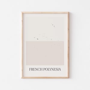 Könnte beinhalten: Ein gerahmter Kunstdruck mit minimalistischem Design. Das Kunstwerk hat einen hellbeigen Hintergrund mit einem rechteckigen Bereich in einem dunkleren Beigeton. Schwarze Sprenkel sind oben verstreut. Der Text "FRENCH POLYNESIA" ist unten schwarz gedruckt.