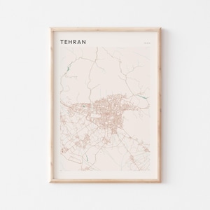 Pode incluir: Impressão emoldurada de um mapa de Teerão, Irão. O mapa é em estilo minimalista, com uma rede de estradas e edifícios em castanho-avermelhado sobre um fundo creme. A palavra "TEHRAN" está impressa no topo.
