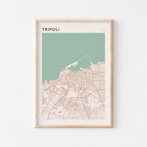 Pode incluir: Impressão emoldurada do mapa de Trípoli, Líbia. O mapa apresenta o traçado das ruas em castanho claro, sobre um fundo verde claro. A palavra "TRIPOLI" está impressa no topo, com "LÍBIA" à direita.