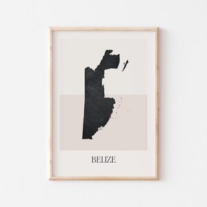 Puede incluir: Impresión artística enmarcada con un diseño minimalista de Belice en negro sobre un fondo beige y blanco. La palabra "BELIZE" está impresa en la parte inferior con una fuente sencilla. La obra de arte está encerrada en un marco de madera clara.