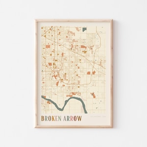 Puede incluir: Una impresión enmarcada del mapa de Broken Arrow, Oklahoma, EE. UU. El mapa presenta un fondo beige con detalles marrones y naranjas, incluyendo carreteras y edificios. El nombre de la ciudad está impreso en una fuente multicolor en la parte inferior.
