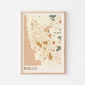 Può includere: Stampa su mappa incorniciata di Boulder, Colorado, USA. La mappa presenta una griglia stradale dettagliata con aree beige, arancioni e verdi. La parola "BOULDER" è stampata in basso, con "COLORADO, USA" sotto.