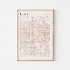 Puede incluir: Impresión enmarcada del mapa de la ciudad de Omaha, Nebraska, EE. UU. El mapa presenta una red de carreteras y calles marrones sobre un fondo beige. El nombre de la ciudad está impreso en negro en la parte superior izquierda, con "Nebraska, EE. UU."