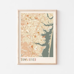 Può includere: Una stampa incorniciata della mappa di Toms River, New Jersey, USA. La mappa presenta un design astratto dettagliato nei toni del pesca, beige e verde oliva. Il testo "TOMS RIVER" è visualizzato in basso in una palette di colori coordinata.
