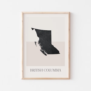 Könnte beinhalten: Gerahmter Kunstdruck mit einer schwarz-weißen Karte von British Columbia. Die Karte ist vor einem neutralen Hintergrund mit einem horizontalen beigen Streifen platziert. Die Worte "BRITISH COLUMBIA" sind unten aufgedruckt.