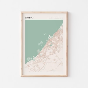 Könnte beinhalten: Gerahmter Kunstdruck mit einer Karte von Dubai, Vereinigte Arabische Emirate. Die Karte ist in Beige- und Brauntönen gehalten, mit einem türkisfarbenen Abschnitt für das Meer. Das Wort "DUBAI" ist oben aufgedruckt.
