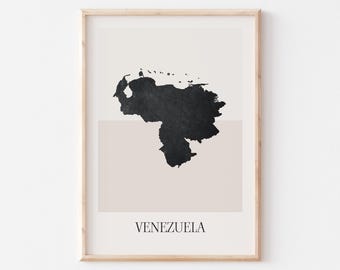 Puede incluir: Una impresión enmarcada con un diseño minimalista del país de Venezuela en negro sobre un fondo neutro. La palabra "VENEZUELA" está impresa en una fuente sencilla en la parte inferior. El marco es de color madera clara.