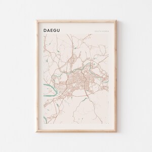 Op de afbeelding: Een witte keramische mok met een zwarte handgreep en de tekst "But First, Coffee" in een vetgedrukte, zwarte letter. De mok staat tegen een vage achtergrond, wat het strakke ontwerp benadrukt.