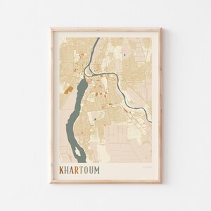Könnte beinhalten: Ein gerahmter Kartendruck von Khartum, Sudan, in einer neutralen Farbpalette. Die Karte zeigt eine detaillierte Darstellung des Stadtlayouts, mit dem Nil, der hindurchfließt. Das Wort "KHARTOUM" ist unten in einem gedämpften Grünton gedruckt.