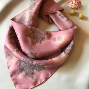 Bandana en pure soie teint naturellement, écharpe carrée en soie teint botaniquement, foulard doux et lisse, serre-tête ou serre-tête teint dans la plante image 1