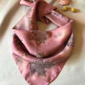 Bandana en pure soie teint naturellement, écharpe carrée en soie teint botaniquement, foulard doux et lisse, serre-tête ou serre-tête teint dans la plante image 3