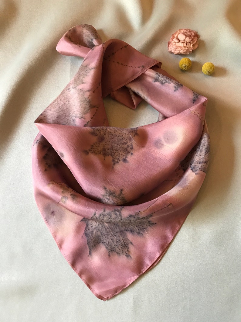 Bandana en pure soie teint naturellement, écharpe carrée en soie teint botaniquement, foulard doux et lisse, serre-tête ou serre-tête teint dans la plante image 3