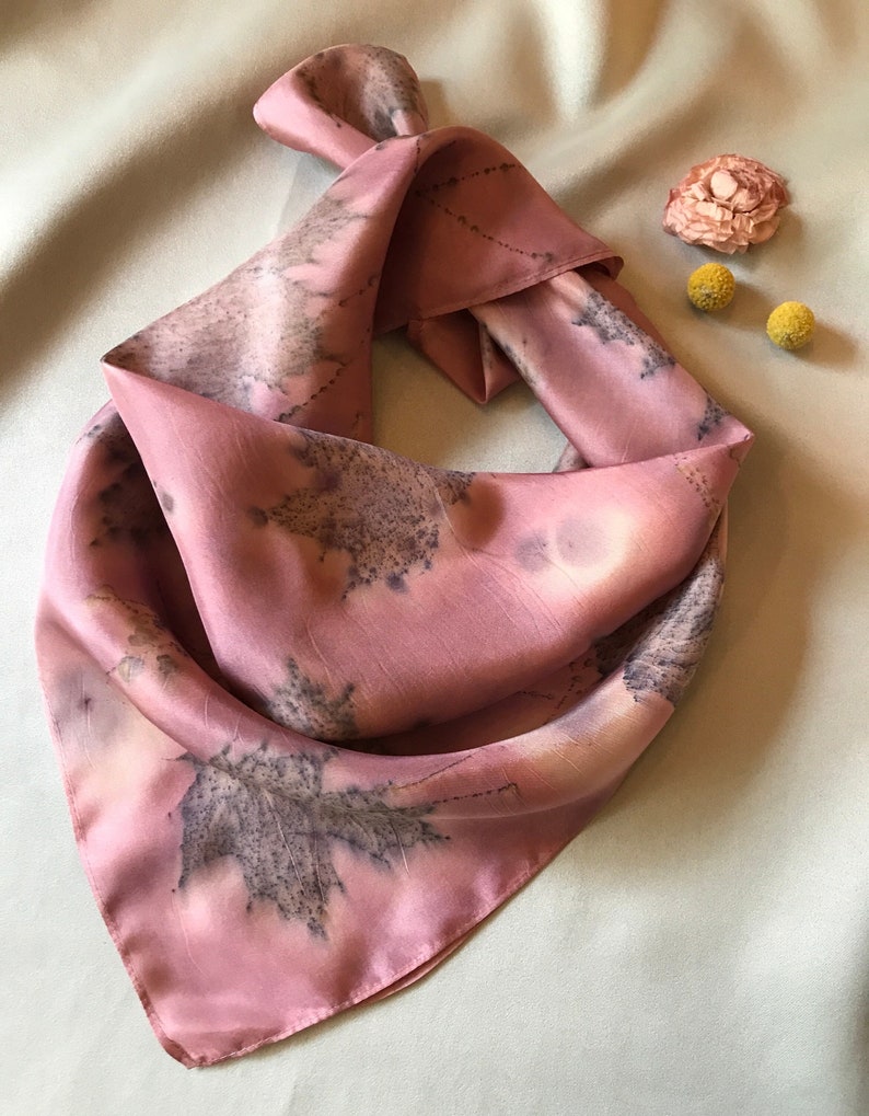 Bandana en pure soie teint naturellement, écharpe carrée en soie teint botaniquement, foulard doux et lisse, serre-tête ou serre-tête teint dans la plante image 1