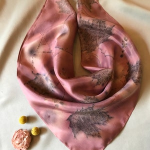 Bandana en pure soie teint naturellement, écharpe carrée en soie teint botaniquement, foulard doux et lisse, serre-tête ou serre-tête teint dans la plante image 2