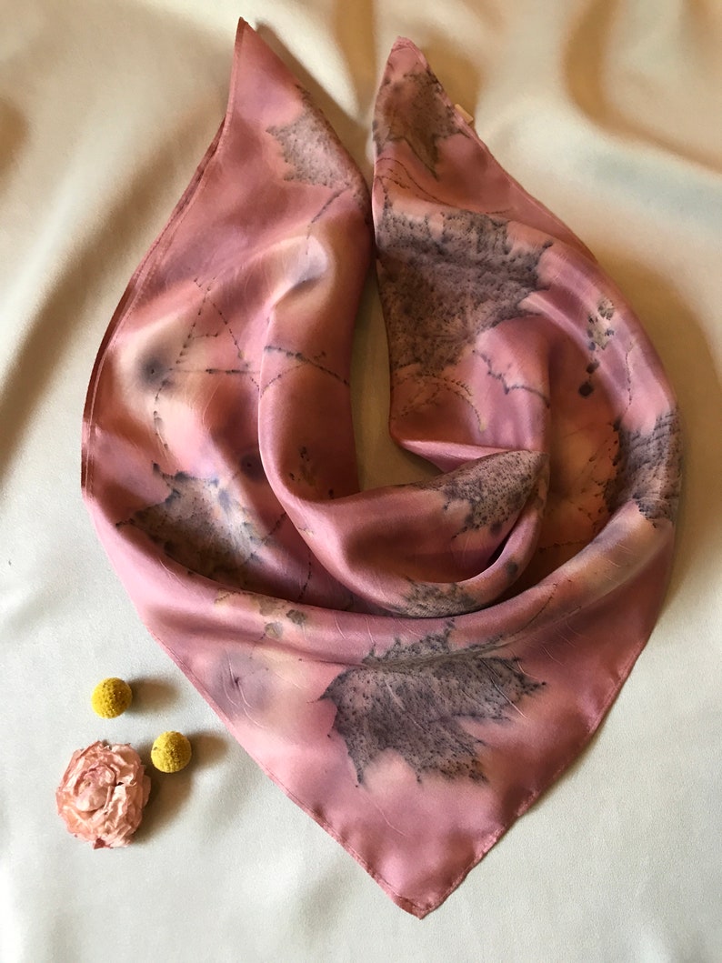 Bandana en pure soie teint naturellement, écharpe carrée en soie teint botaniquement, foulard doux et lisse, serre-tête ou serre-tête teint dans la plante image 2