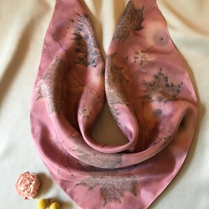 Bandana en pure soie teint naturellement, écharpe carrée en soie teint botaniquement, foulard doux et lisse, serre-tête ou serre-tête teint dans la plante image 4