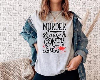 Maglietta "Murder Shows & Comfy Clothes", per appassionati di true crime e Halloween.