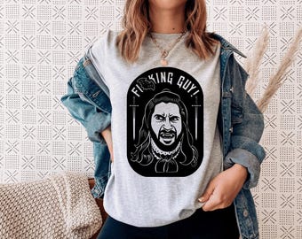 Camiseta WWDITS: Design "What We Do In The Shadows" - 100% algodão, modelagem oversized, unissex, casual, ideal para presente de Natal.