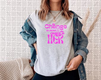 Camiseta estampada "El cambio es ella", de algodón hilado en anillo.