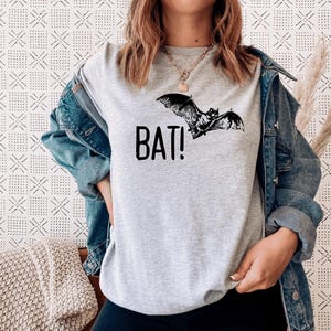 Camiseta WWDITS com estampa inspirada em What We Do In The Shadows (unissex, tamanhos P-2GG, tecido de algodão, estilo casual) - Presente de Natal imagem 1